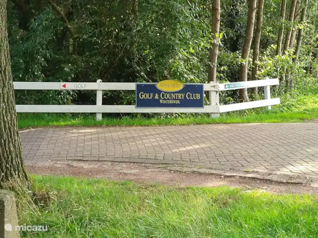 Het netjes aangelegde park is voorzien van veel groen en is netjes onderhouden